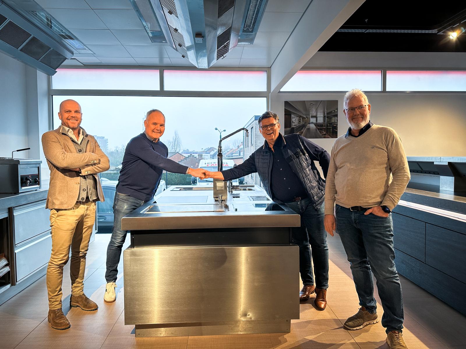 Le groupe Bumaco acquiert Mertens Faema - poignée de main Roel Buelens, Rob Engelen, Tony Mertens